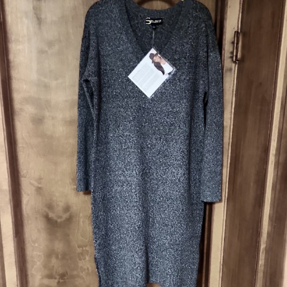 Serena Williams - Elegant Gray/Black V-Neck Sweater Dress
